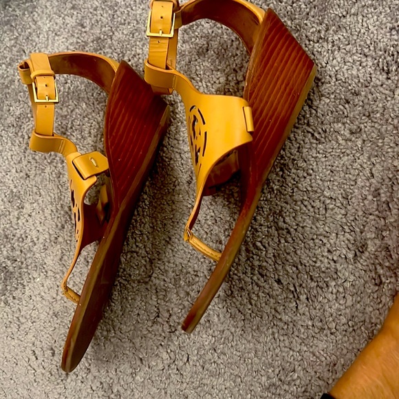 Tory Burch authentic Sandal. Tan brown in color. Beautiful condition. - Picture 5 of 5